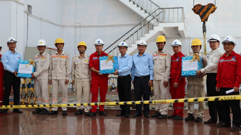 Tiếp sức CBCNV, NLĐ đang thực hiện công tác tiểu tu tổ máy H1 tại thủy điện Đakđrinh