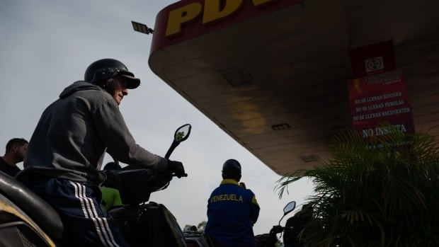 Venezuela tăng giá khí đốt khi hướng tới dỡ bỏ trợ giá nhiên liệu Venezuela tăng giá khí đốt khi hướng tới dỡ bỏ trợ giá nhiên liệu