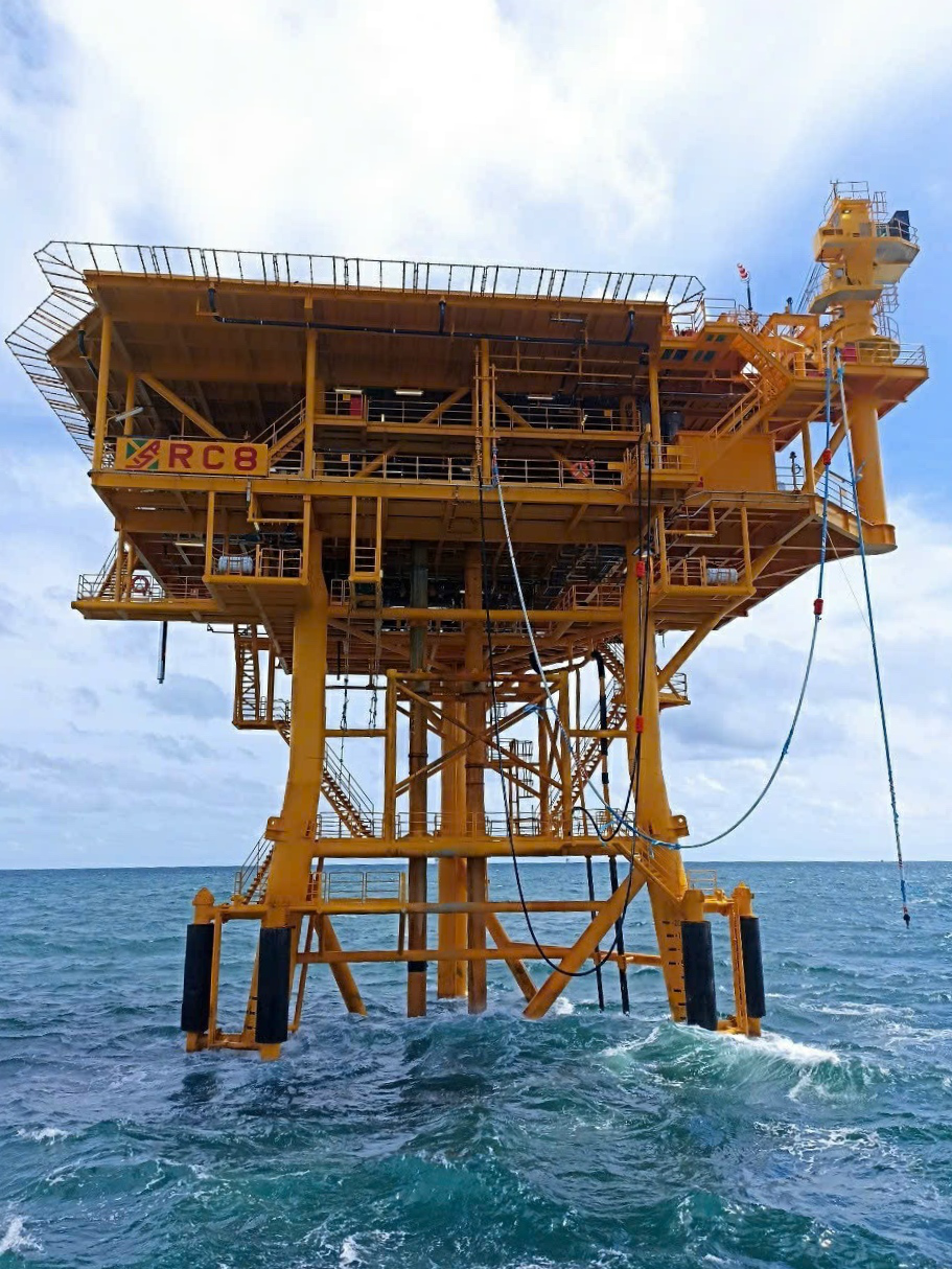 Vietsovpetro đón dòng dầu thương mại đầu tiên từ giàn RC-8 mỏ Rồng