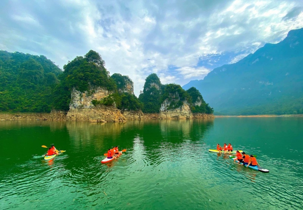 Chèo thuyền Kayak ở Lâm Bình Chèo thuyền Kayak ở Lâm Bình