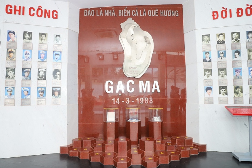Đảng bộ PVU: Hành trình giáo dục truyền thống lịch sử, thăm Khu tưởng niệm chiến sĩ Gạc Ma và Tượng đài Cam Ranh