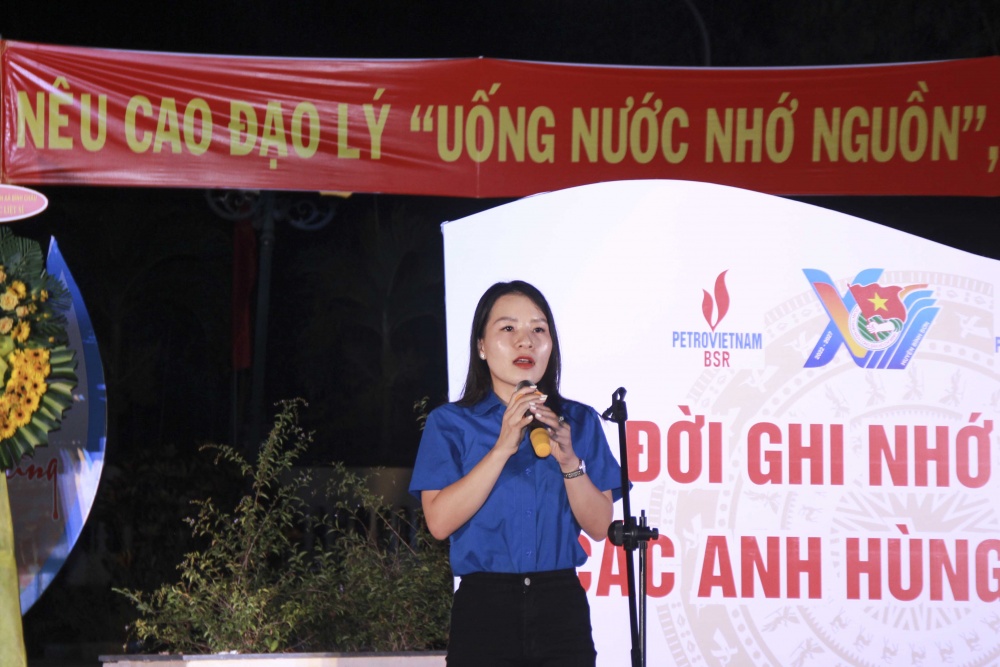 Tuổi trẻ BSR và PV Power kết hợp thực hiện thắp nến tri ân các anh hùng liệt sĩ tại huyện Bình Sơn, Quảng Ngãi