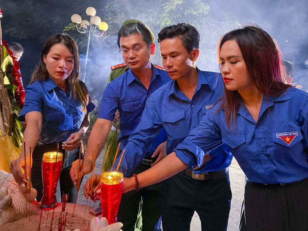 Tuổi trẻ BSR và PV Power kết hợp thực hiện thắp nến tri ân các anh hùng liệt sĩ tại huyện Bình Sơn, Quảng Ngãi
