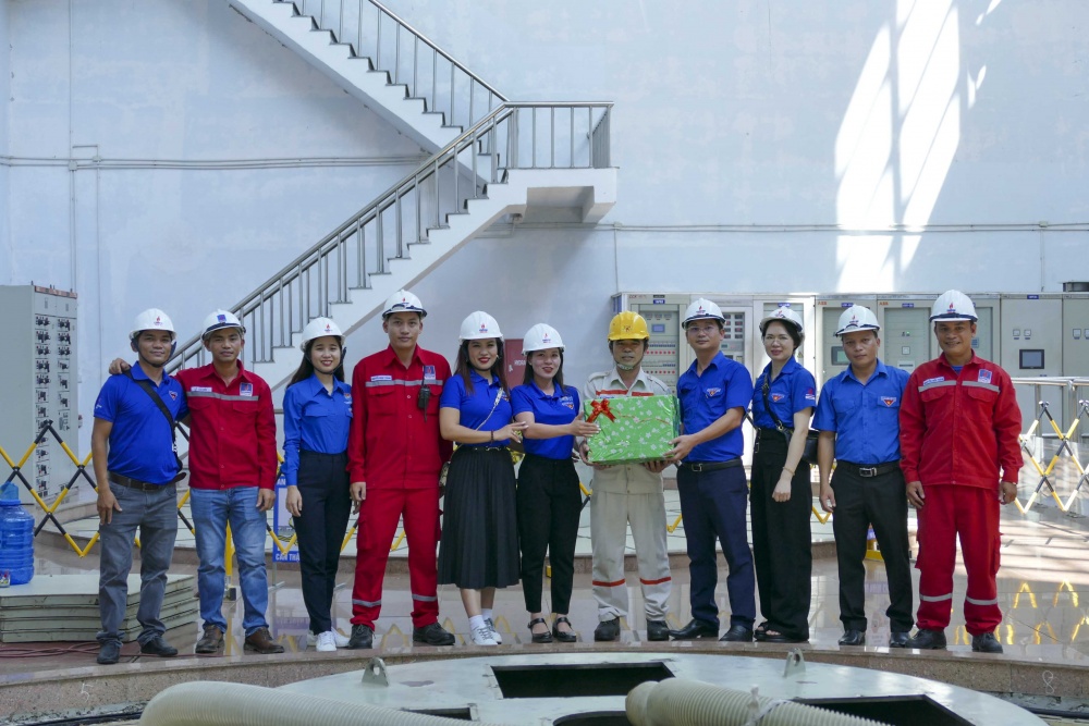 Hành trình đền ơn đáp nghĩa của Đoàn Thanh niên BSR và PV Power về đến huyện Sơn Tây, Quảng Ngãi