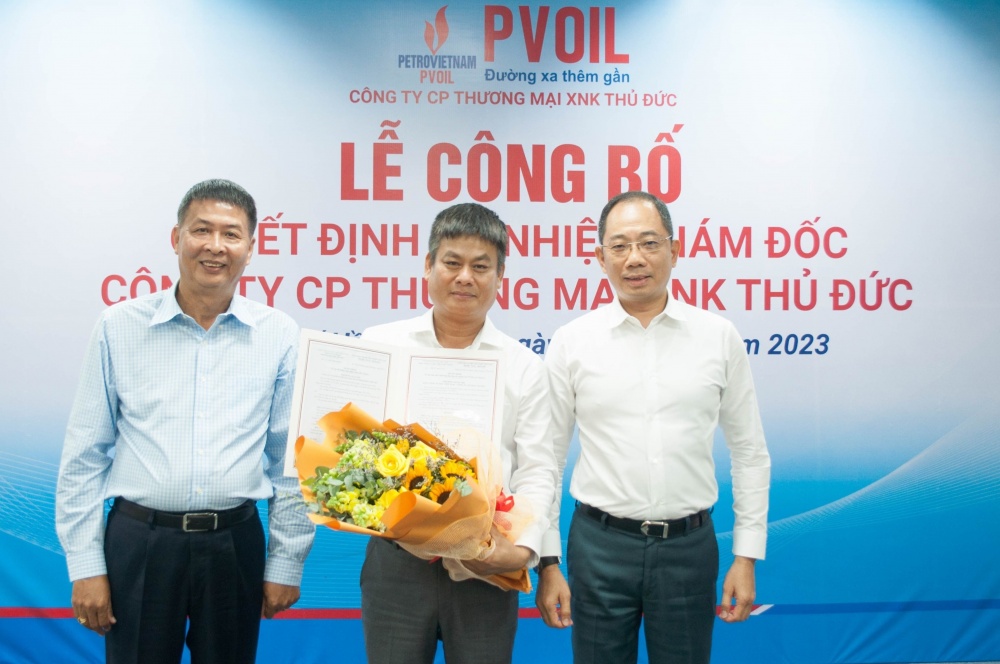 Ông Cao Hoài Dương – Bí thư Đảng ủy, Chủ tịch HĐQT PVOIL (bên phải) và ông Đỗ Hoàng Phúc – Chủ tịch HĐQT TIMEXCO (bên trái) trao Quyết định và tặng hoa chúc mừng ông Lại Thế Nghĩa giữ chức Giám đốc TIMEXCO PVOIL News Share Các tin khác Bản án số 493/2022/KDTM-ST ngày 22/4/2022 Về việc: Tranh chấp Hợp đồng liên doanh 20/05/2022 Bản án số 493/2022/KDTM-ST ngày 22/4/2022 Về việc: Tranh chấp Hợp đồng liên doanh Thông báo về công ty con của PVOIL tại nước ngoài 29/04/2022 Thông báo về công ty con của PVOIL tại nước ngoài Thông báo về trang mạng https://pvoildmcc.com liên quan đến Công ty gọi là Thay đổi Giám đốc Công ty TIMEXCO