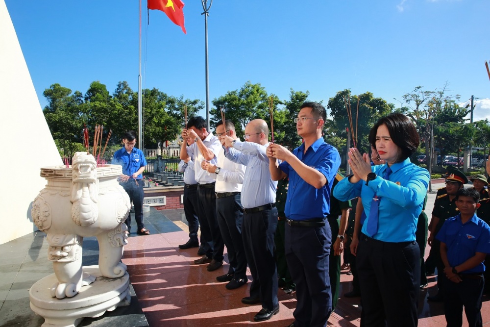 BSR tổ chức nhiều hoạt động dâng hương tri ân và tặng quà nhân kỷ niệm 76 năm Ngày thương binh liệt sĩ (27/7/1947 - 27/7/2023) BSR tổ chức nhiều hoạt động dâng hương tri ân và tặng quà nhân kỷ niệm 76 năm Ngày thương binh liệt sĩ (27/7/1947 - 27/7/2023)