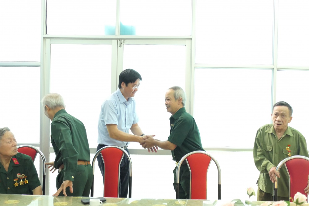 CĐ DKVN thăm và tặng quà Hội Cựu thanh niên xung phong tỉnh Yên Bái