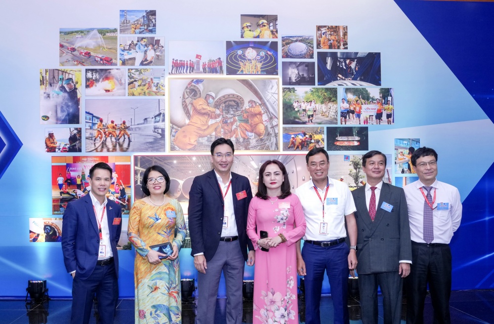 Các vị lãnh đạo chúc mừng thành công của Giải thi ảnh Công đoàn PV GAS tổ chức tuyên truyền kỷ niệm 94 năm Ngày thành lập Công đoàn Việt Nam