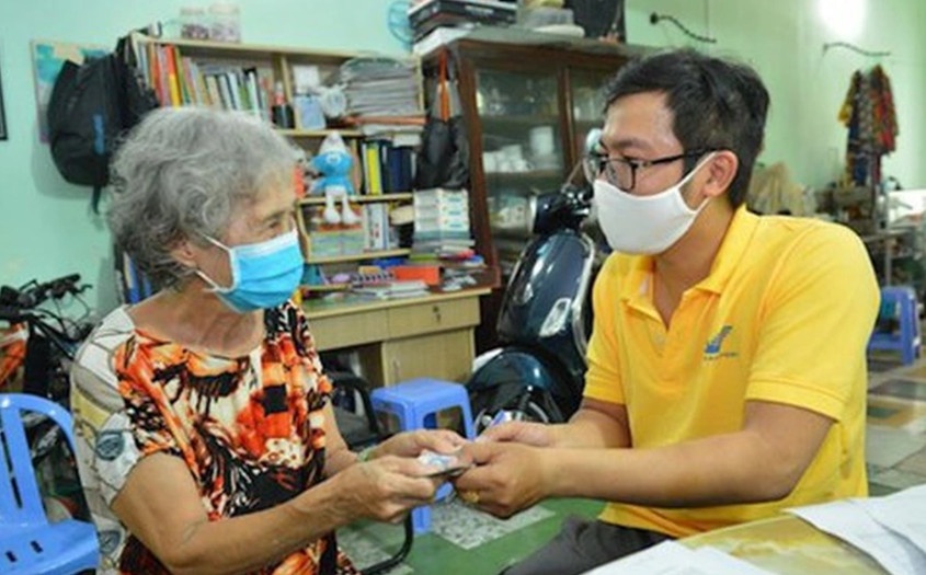 Người dân nhận lương hưu hàng tháng (ảnh minh họa: BHXH VN).