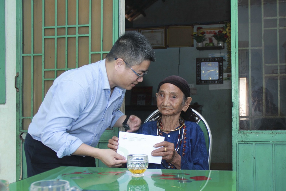 BSR tổ chức dâng hương tri ân các anh hùng liệt sĩ tại nghĩa trang liệt sĩ huyện Bình Sơn BSR tổ chức dâng hương tri ân các anh hùng liệt sĩ tại nghĩa trang liệt sĩ huyện Bình Sơn