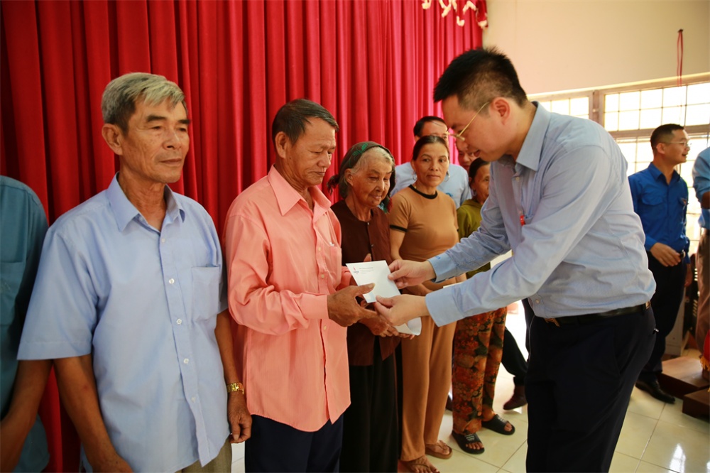 BSR tổ chức dâng hương tri ân các anh hùng liệt sĩ tại nghĩa trang liệt sĩ huyện Bình Sơn BSR tổ chức dâng hương tri ân các anh hùng liệt sĩ tại nghĩa trang liệt sĩ huyện Bình Sơn
