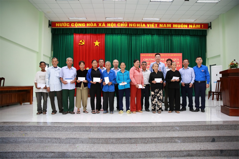 BSR tổ chức dâng hương tri ân các anh hùng liệt sĩ tại nghĩa trang liệt sĩ huyện Bình Sơn BSR tổ chức dâng hương tri ân các anh hùng liệt sĩ tại nghĩa trang liệt sĩ huyện Bình Sơn
