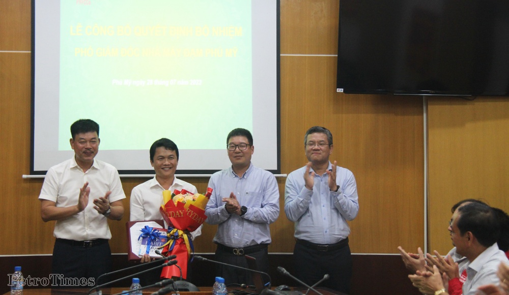 PVFCCo công bố và trao quyết định bổ nhiệm cán bộ Nhà máy Đạm Phú Mỹ
