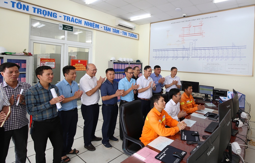 Đóng điện dự án Đường dây 220kV mạch kép đấu nối TBA 220kV Bắc Quang: Tăng cường đảm bảo điện cho miền Bắc Đóng điện dự án Đường dây 220kV mạch kép đấu nối TBA 220kV Bắc Quang: Tăng cường đảm bảo điện cho miền Bắc