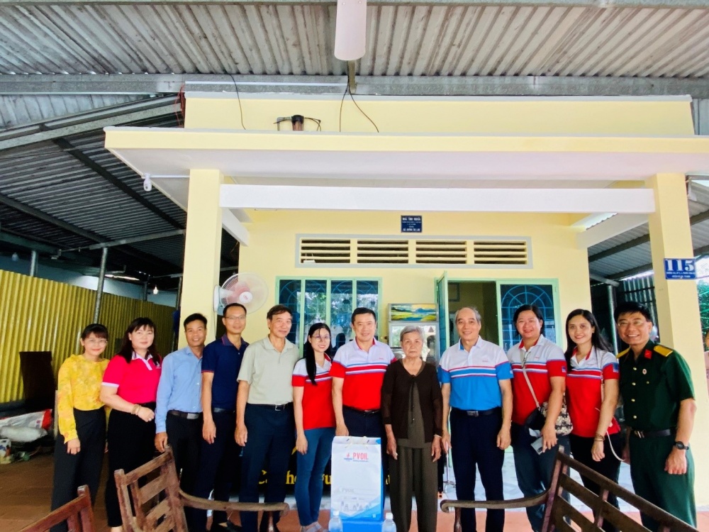 Đ/c Võ Khánh Hưng - Phó Bí thư Đảng uỷ, Phó Tổng Giám đốc PVOIL cùng cán bộ nhân viên thăm Mẹ VNAH tại huyện Củ Chi - TP.HCM