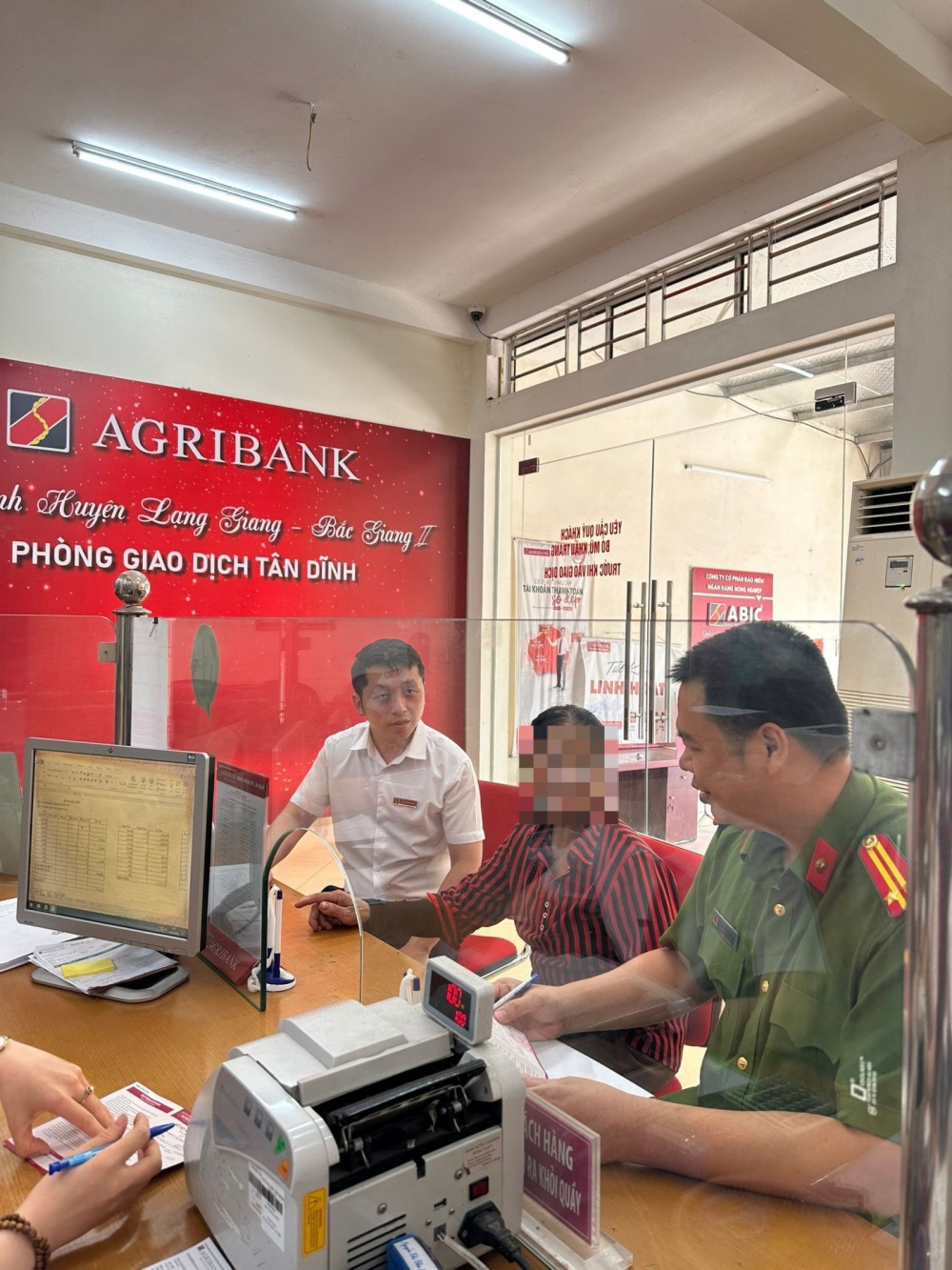 Agribank hỗ trợ khách hàng tránh khỏi nhiều vụ lừa đảo công nghệ cao Agribank hỗ trợ khách hàng tránh khỏi nhiều vụ lừa đảo công nghệ cao