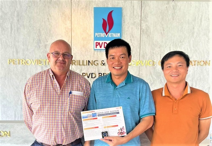 Thuyền trưởng Nguyễn Cao Thông - đại diện giàn TAD – PV DRILLING V nhận thưởng từ khách hàng BSP tại Brunei. Thuyền trưởng Nguyễn Cao Thông - đại diện giàn TAD – PV DRILLING V nhận thưởng từ khách hàng BSP tại Brunei.