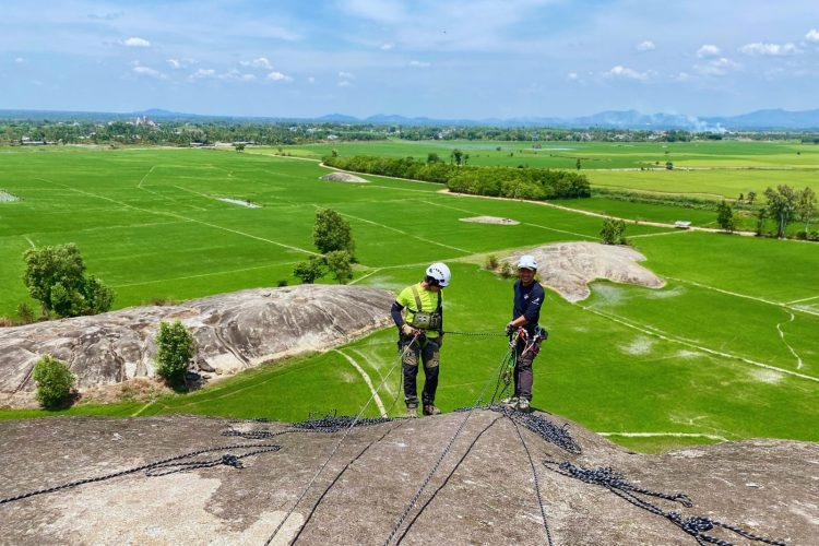 Trải nghiệm đu dây trên Núi đá chữ thập (Đồng Nai) Trải nghiệm đu dây trên Núi đá chữ thập (Đồng Nai)