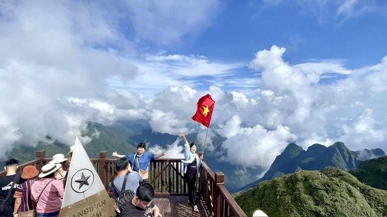 Ngỡ ngàng trước vẻ đẹp tựa tranh vẽ của ruộng bậc thang Sa Pa