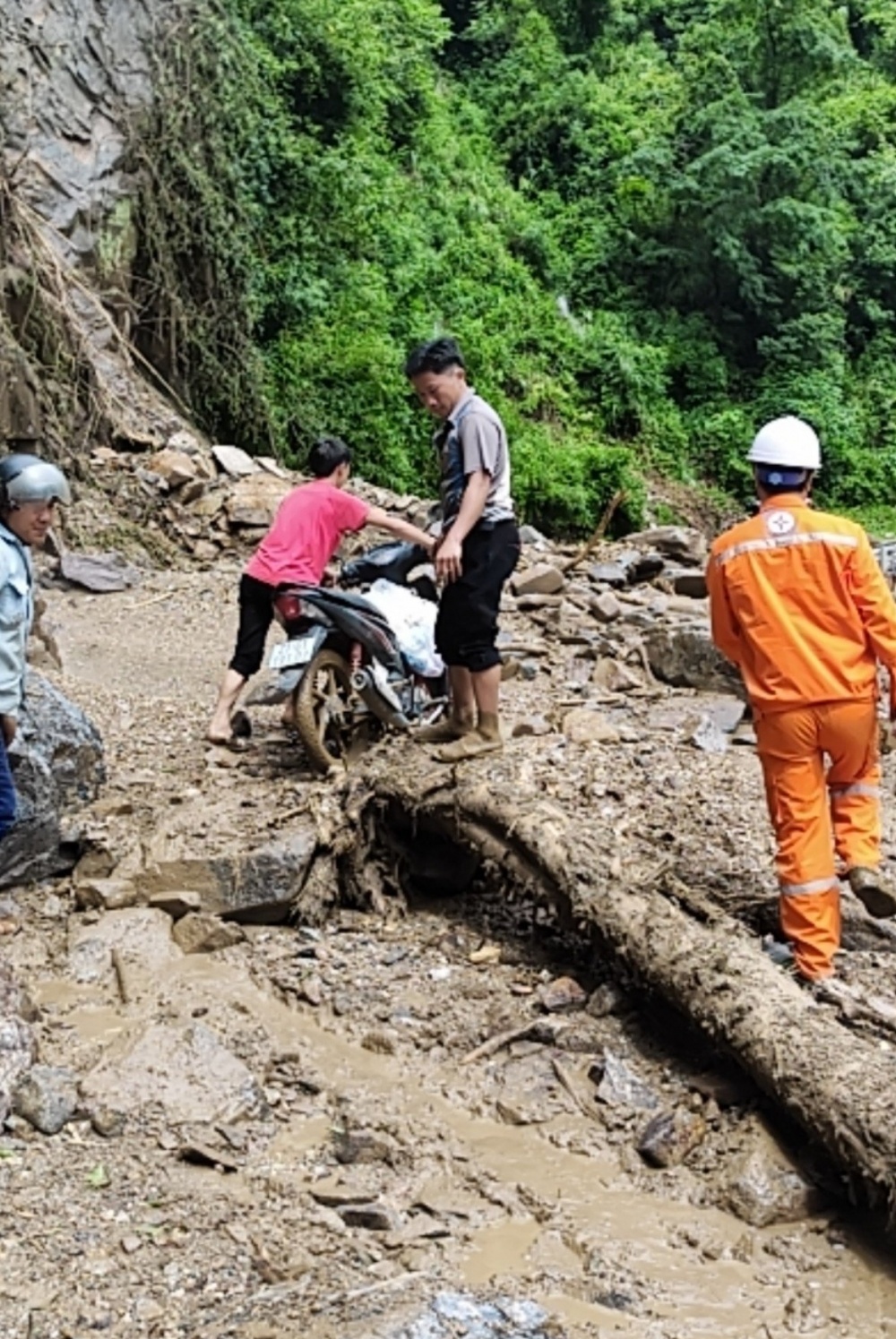 Mưa lũ, sạt lở đất ảnh hưởng đến vận hành nguồn và lưới điện ở một số tỉnh phía Bắc