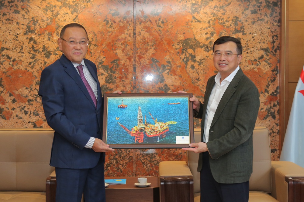 Chủ tịch HĐTV Petrovietnam Hoàng Quốc Vượng tiếp Đại sứ Kazakhstan tại Việt Nam Chủ tịch HĐTV Petrovietnam Hoàng Quốc Vượng tiếp Đại sứ Kazakhstan tại Việt Nam