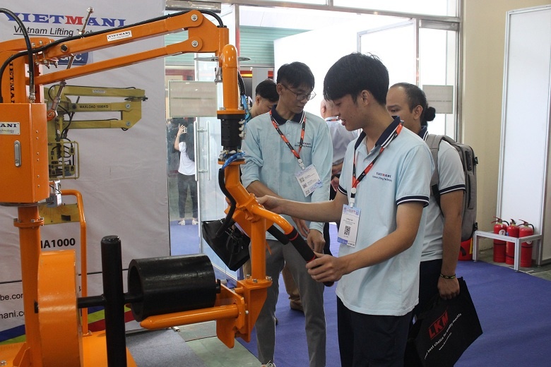 Hơn 200 doanh nghiệp tìm kiếm cơ hội hợp tác tại hai triển lãm SIE và VME