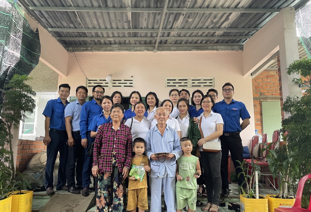 Thăm, tặng quà các đồng chí thương binh, bệnh binh, các gia đình có công với cách mạng trên địa bàn thị trấn Đất Đỏ Thăm, tặng quà các đồng chí thương binh, bệnh binh, các gia đình có công với cách mạng trên địa bàn thị trấn Đất Đỏ