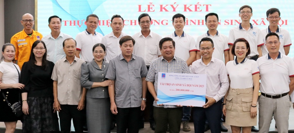 Với gói tài trợ 200 triệu đồng, KCM cam kết hỗ trợ cải tạo các điểm trường khó khăn trên địa bàn huyện Trần Văn Thời Với gói tài trợ 200 triệu đồng, KCM cam kết hỗ trợ cải tạo các điểm trường khó khăn trên địa bàn huyện Trần Văn Thời