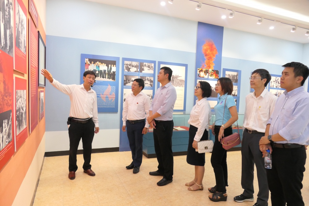 Cán bộ truyền thông Petrovietnam thăm Khu lưu niệm Công trình Dầu khí đầu tiên