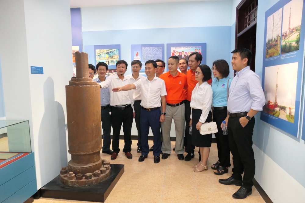 Cán bộ truyền thông Petrovietnam thăm Khu lưu niệm Công trình Dầu khí đầu tiên