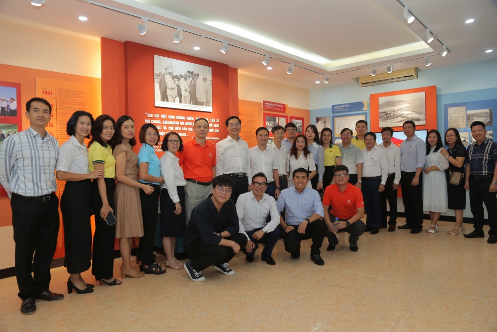 Cán bộ truyền thông Petrovietnam thăm Khu lưu niệm Công trình Dầu khí đầu tiên