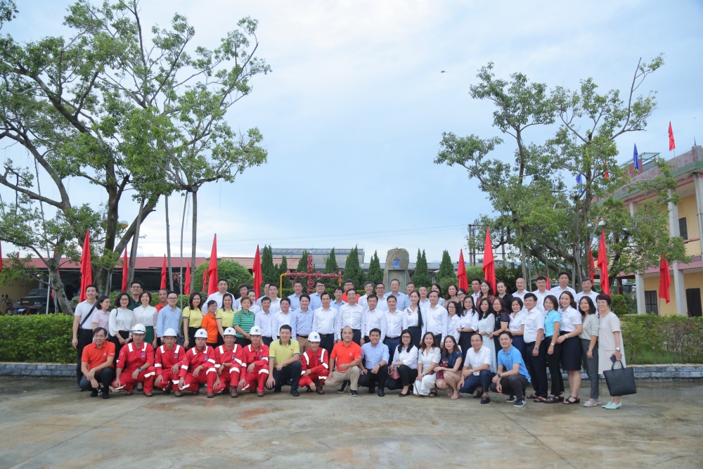 Cán bộ truyền thông Petrovietnam thăm Khu lưu niệm Công trình Dầu khí đầu tiên