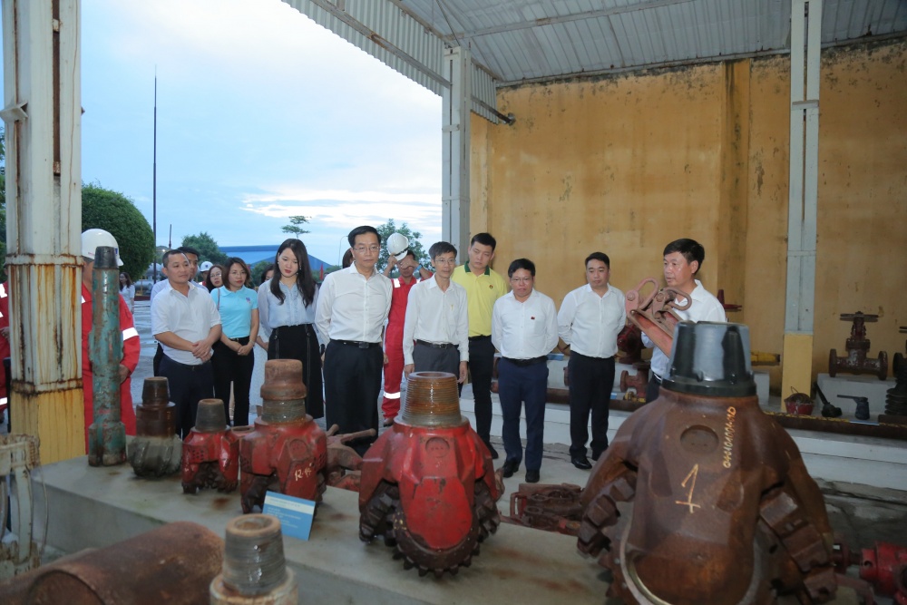 Cán bộ truyền thông Petrovietnam thăm Khu lưu niệm Công trình Dầu khí đầu tiên