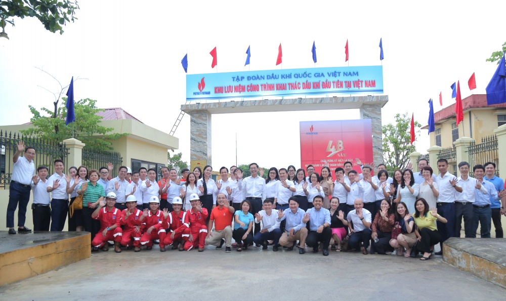 Đoàn cán bộ truyền thông, văn hóa doanh nghiệp và an sinh xã hội Petrovietnam thăm Khu lưu niệm Công trình Dầu khí đầu tiên