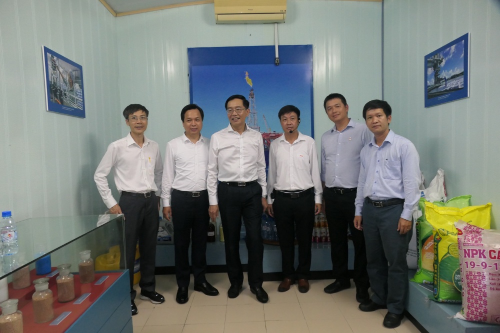Cán bộ truyền thông Petrovietnam thăm Khu lưu niệm Công trình Dầu khí đầu tiên