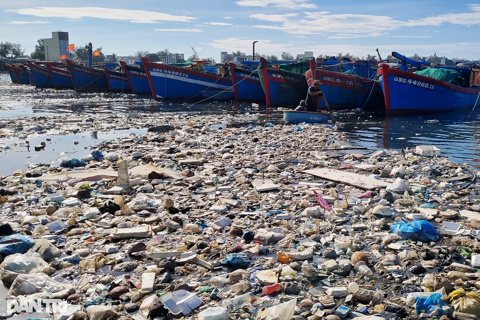 Tàu thuyền mắc cạn giữa Tàu thuyền mắc cạn giữa