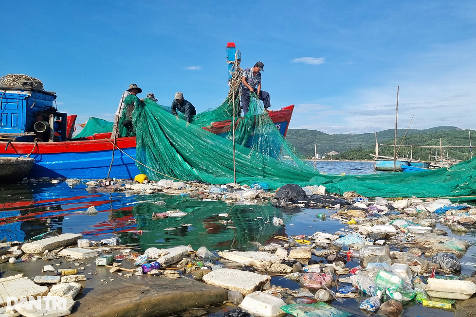 Tàu thuyền mắc cạn giữa Tàu thuyền mắc cạn giữa