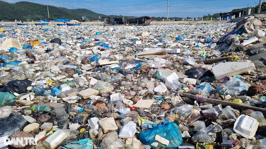 Tàu thuyền mắc cạn giữa Tàu thuyền mắc cạn giữa