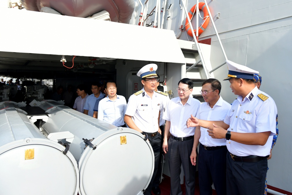 Chủ tịch HĐTV Petrovietnam Hoàng Quốc Vượng làm việc với Bộ Tư lệnh Vùng 4 Hải quân và Petro Cam Ranh Chủ tịch HĐTV Petrovietnam Hoàng Quốc Vượng làm việc với Bộ Tư lệnh Vùng 4 Hải quân và Petro Cam Ranh