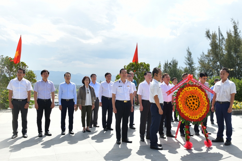 Chủ tịch HĐTV Petrovietnam Hoàng Quốc Vượng làm việc với Bộ Tư lệnh Vùng 4 Hải quân và Petro Cam Ranh Chủ tịch HĐTV Petrovietnam Hoàng Quốc Vượng làm việc với Bộ Tư lệnh Vùng 4 Hải quân và Petro Cam Ranh