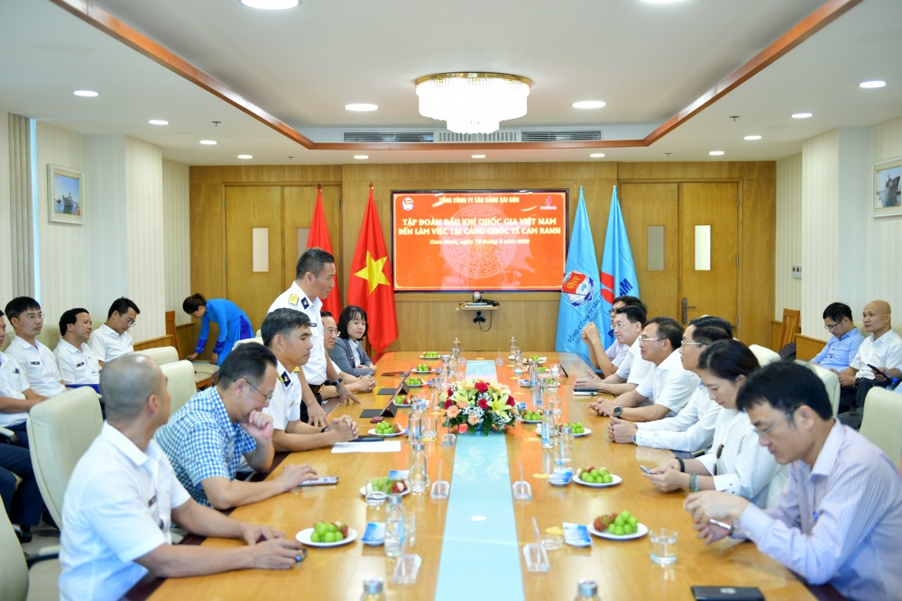 Chủ tịch HĐTV Petrovietnam Hoàng Quốc Vượng làm việc với Bộ Tư lệnh Vùng 4 Hải quân và Petro Cam Ranh Chủ tịch HĐTV Petrovietnam Hoàng Quốc Vượng làm việc với Bộ Tư lệnh Vùng 4 Hải quân và Petro Cam Ranh