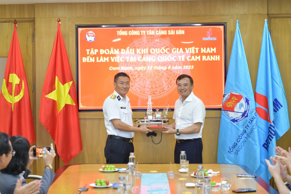 Chủ tịch HĐTV Petrovietnam Hoàng Quốc Vượng làm việc với Bộ Tư lệnh Vùng 4 Hải quân và Petro Cam Ranh Chủ tịch HĐTV Petrovietnam Hoàng Quốc Vượng làm việc với Bộ Tư lệnh Vùng 4 Hải quân và Petro Cam Ranh
