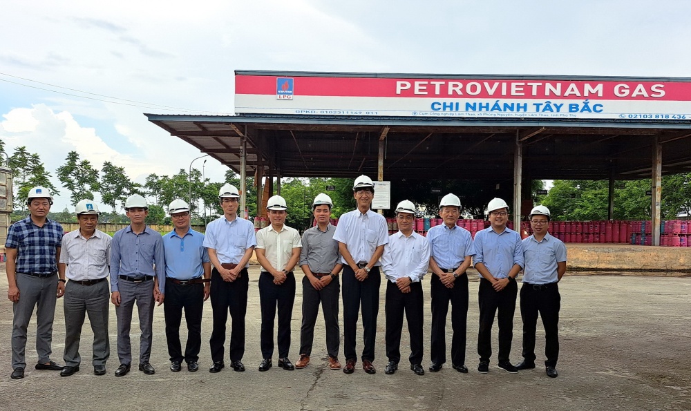 Chuyến làm việc thực địa ở Trạm chiết nạp LPG Phú Thọ tại cụm Công nghiệp Lâm Thao, xã Phùng Nguyên, huyện Lâm Thao, tỉnh Phú Thọ Chuyến làm việc thực địa ở Trạm chiết nạp LPG Phú Thọ tại cụm Công nghiệp Lâm Thao, xã Phùng Nguyên, huyện Lâm Thao, tỉnh Phú Thọ