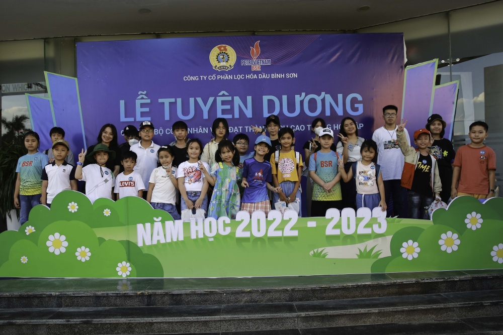 BSR tổ chức khen thưởng cho con em CBCNV