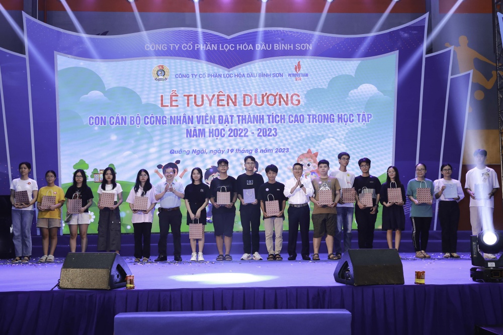 BSR tổ chức khen thưởng cho con em CBCNV