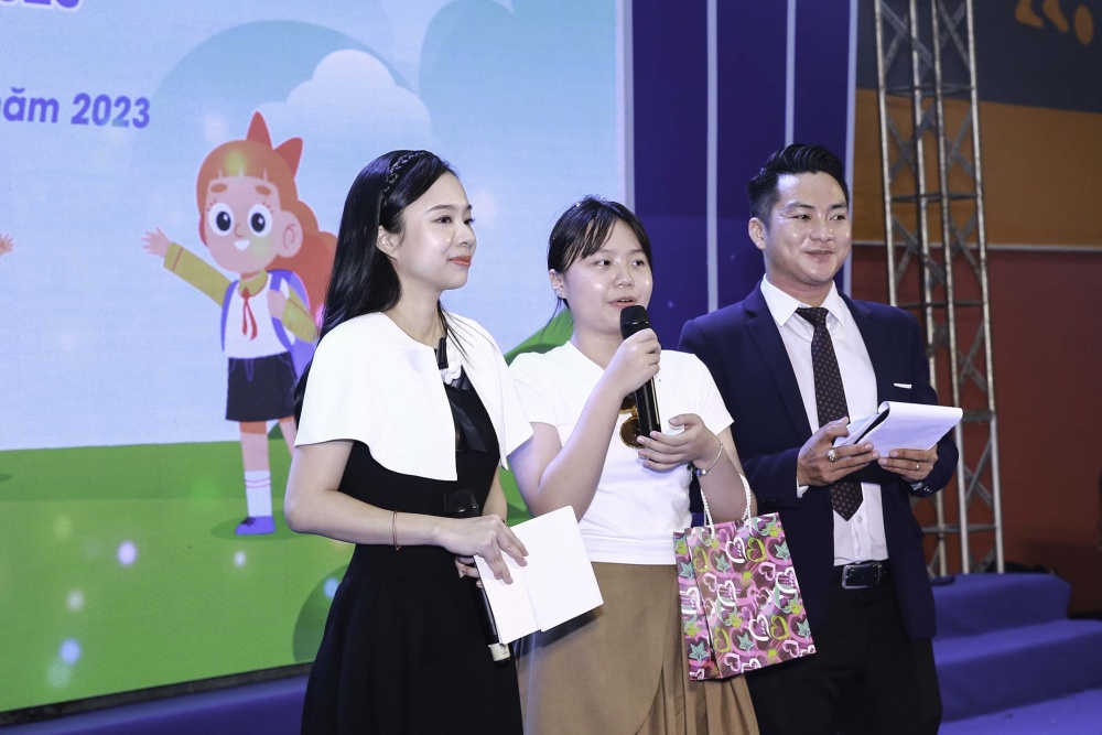 BSR tổ chức khen thưởng cho con em CBCNV