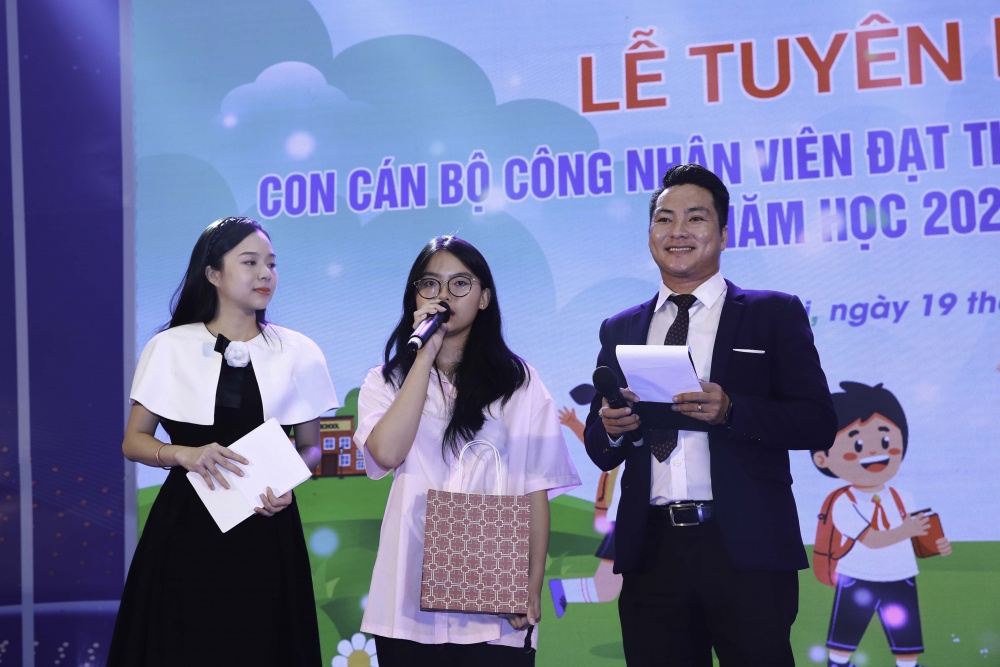 BSR tổ chức khen thưởng cho con em CBCNV