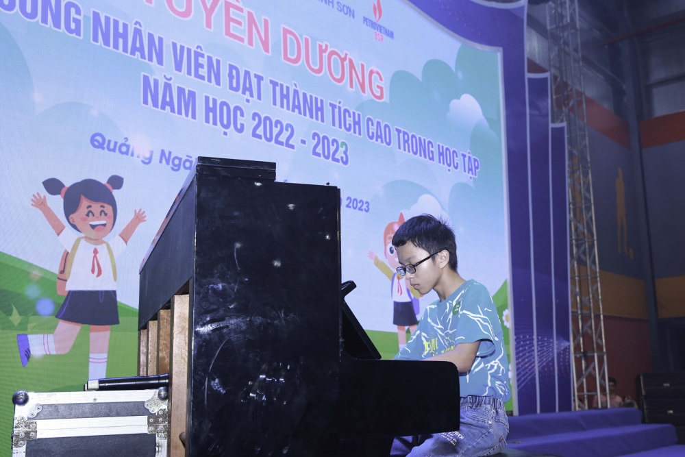BSR tổ chức khen thưởng cho con em CBCNV