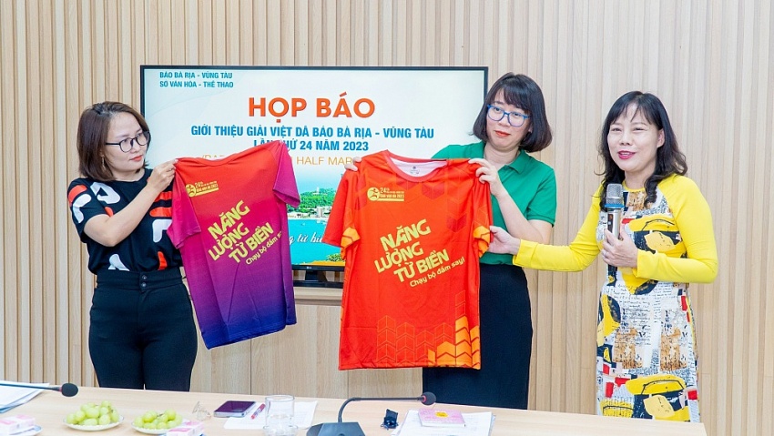 Giải việt dã Báo Bà Rịa - Vũng Tàu: Năng lượng từ biển - Chạy bộ đắm say