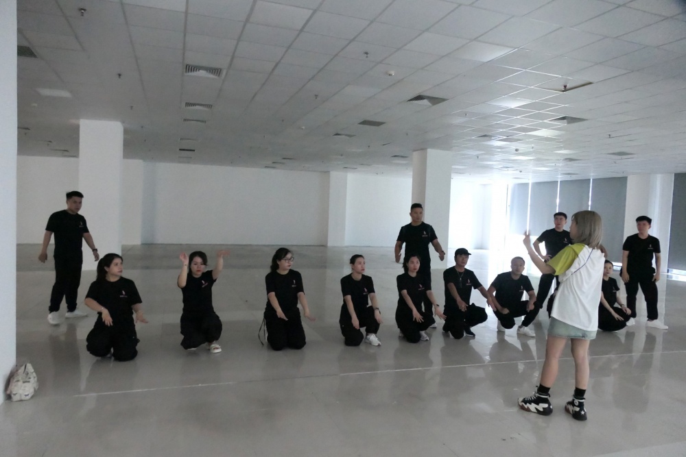 Đoàn văn nghệ BSR hăng say luyện tập.